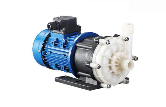 氟塑料磁力泵泵腔內(nèi)產(chǎn)生壓力差的原因